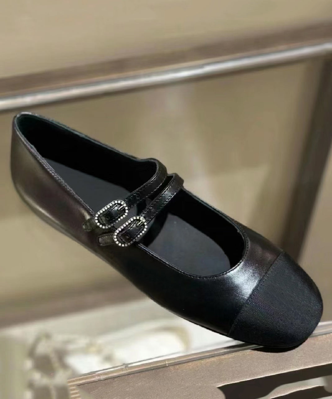 Black Cowhide Leather Flat Feet Shoes Splicing Buckle Strap