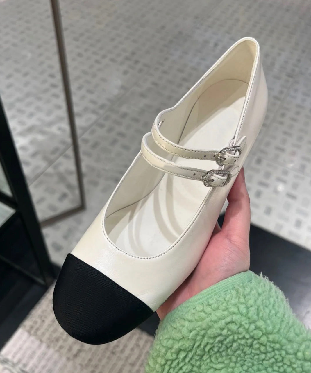 Black Cowhide Leather Flat Feet Shoes Splicing Buckle Strap