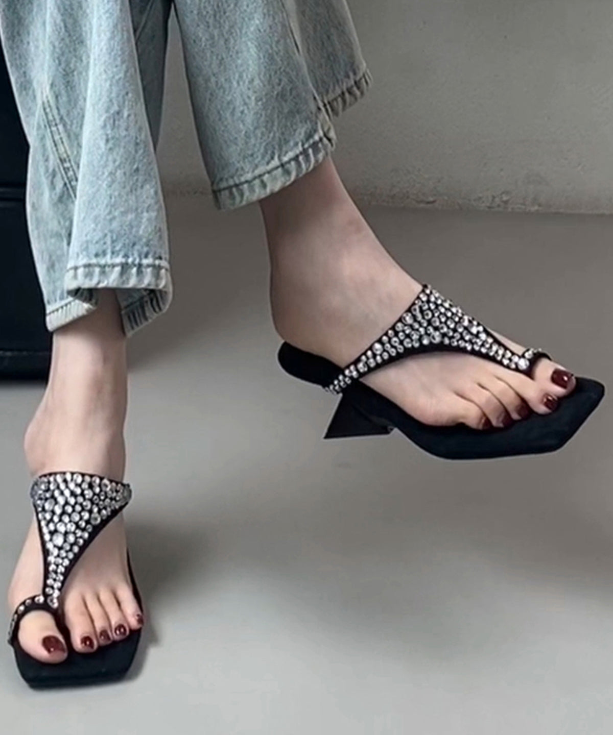 Stylish Splicing Zircon Wedge Thong Sandals Black Suede