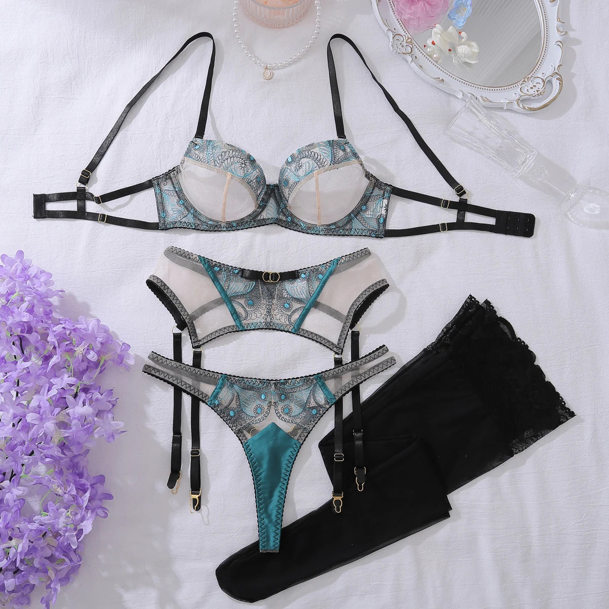 Ladies' Fashionable and Lace Embroidered Western Region Style and Beautiful Underwear and Underwear 4-piece Set