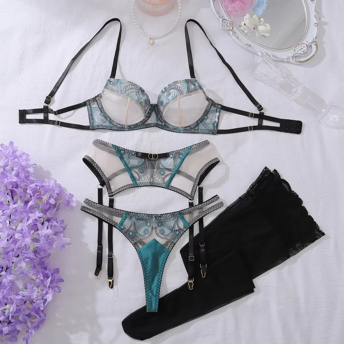 Ladies' Fashionable and Lace Embroidered Western Region Style and Beautiful Underwear and Underwear 4-piece Set
